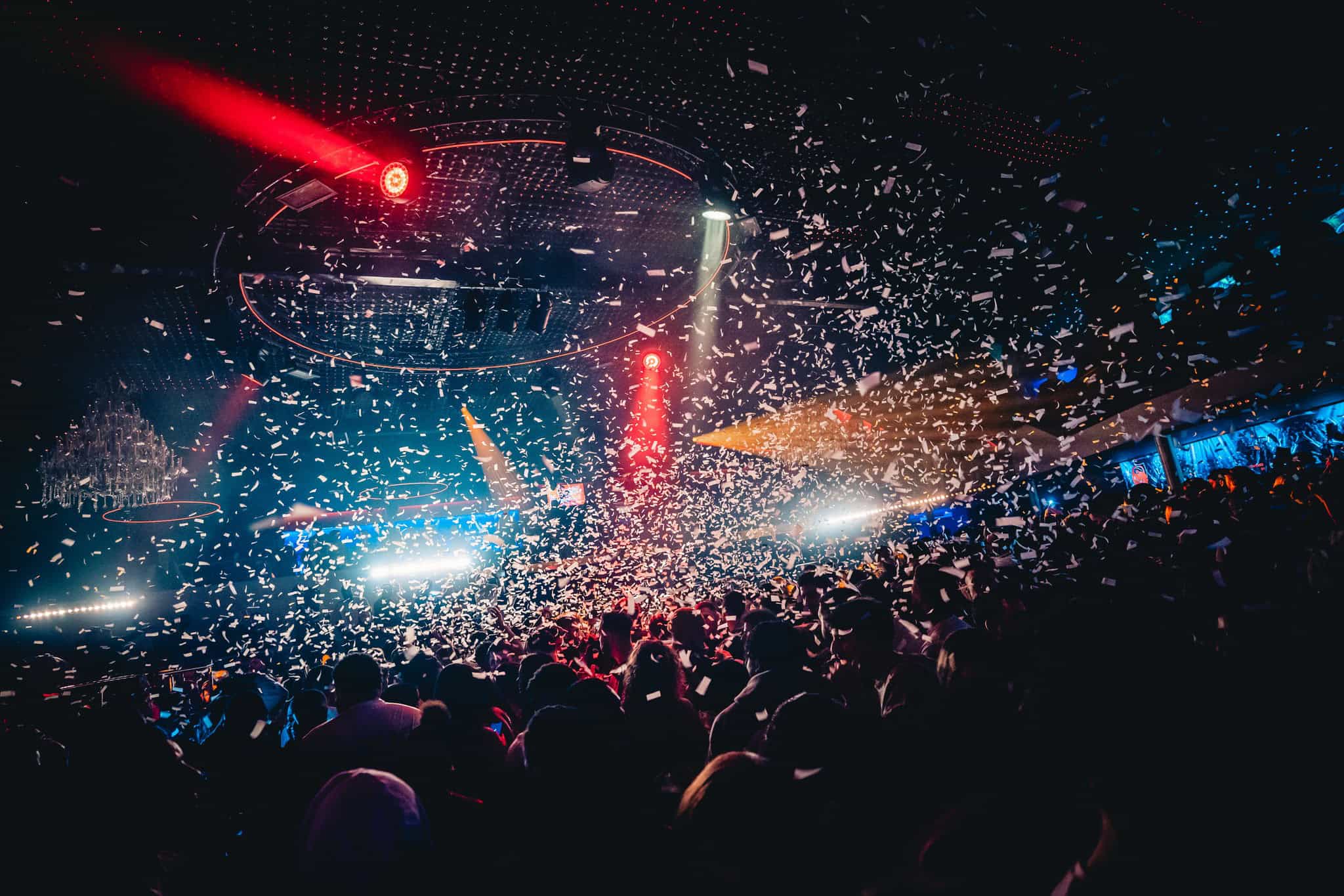 Vrolijk feest met confetti en kleurrijke lichten in IKON Antwerp, een populaire evenementenlocatie in Antwerpen voor livemuziek en dansfeesten.